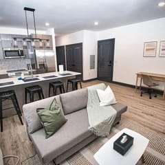 Luxurious and Spacious Apt w/Parking-20 min to NYC