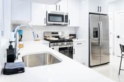 Bright 1BR Apartment • Free Parking • Near NYC