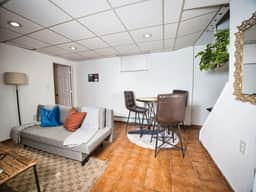 Cozy Apt With King Size Bed- Only 5 Miles to NYC