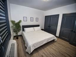 Free Indoor Parking| 20 Minutes to NYC| king bed