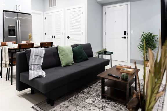 2 Bedroom Apt-City Adventure-Free Parking on Site