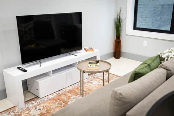 Bright 1BR Apartment • Free Parking • Near NYC