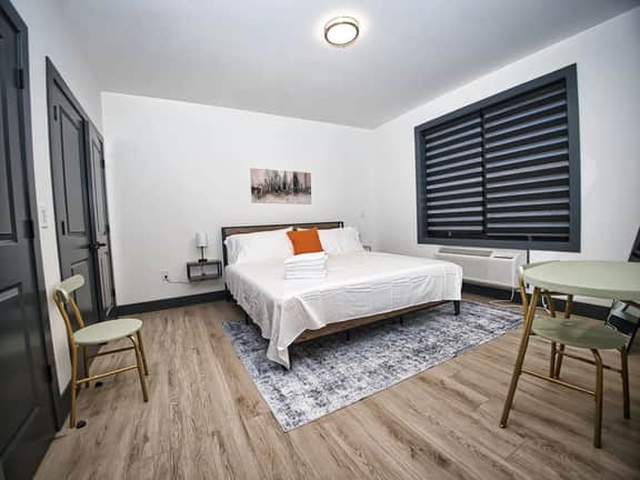 Excellent Location-20 Minutes to NYC-Free Parking