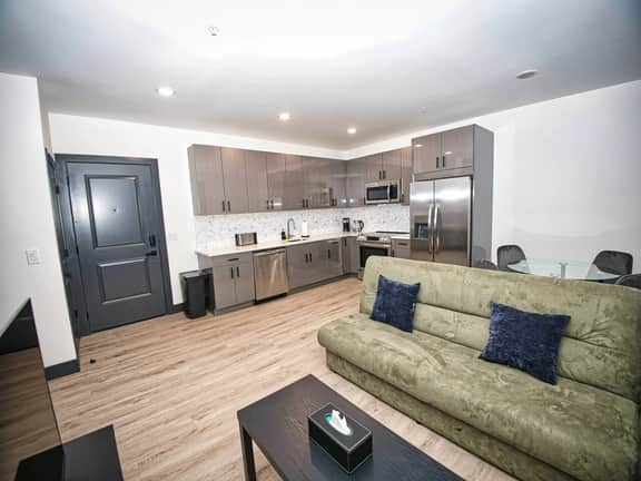Free Indoor Parking| 20 Minutes to NYC| king bed