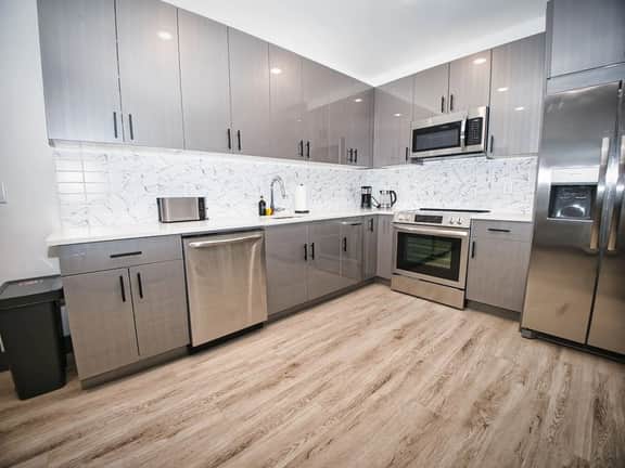 Free Indoor Parking| 20 Minutes to NYC| king bed