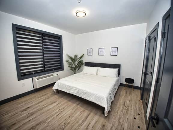 Free Indoor Parking| 20 Minutes to NYC| king bed
