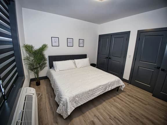 Free Indoor Parking| 20 Minutes to NYC| king bed