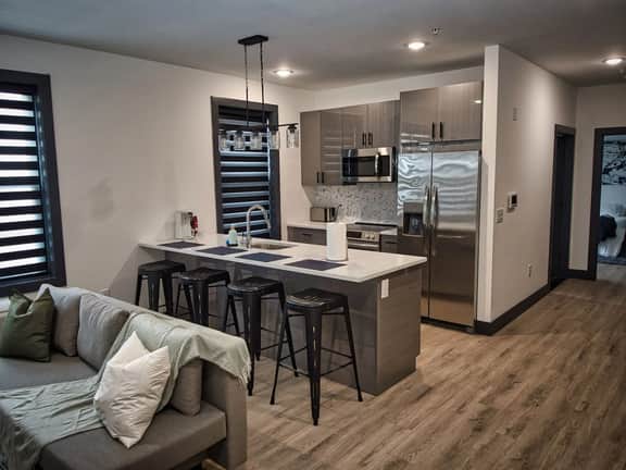 Luxurious and Spacious Apt w/Parking-20 min to NYC