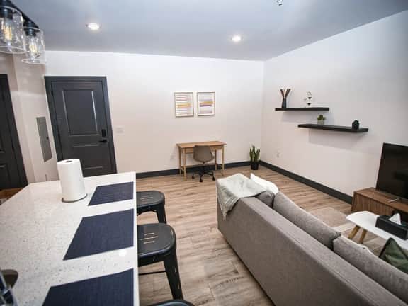 Luxurious and Spacious Apt w/Parking-20 min to NYC