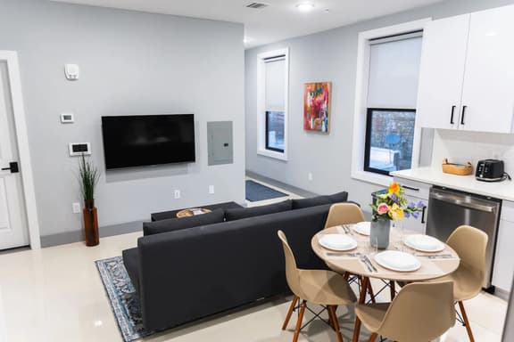 20 Min to Times Square-Stylish 2 BR w/Parking