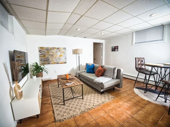 Cozy Apt With King Size Bed- Only 5 Miles to NYC