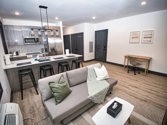 Luxurious and Spacious Apt w/Parking-20 min to NYC